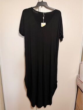 White Mark Black V-Neck Maxi Dress with Pockets Size 1XL.  NWT